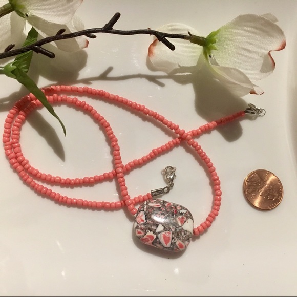 Necklace in pink/salmon and grey/pink stone - Picture 6 of 7